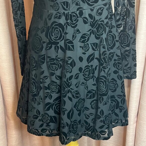 NWT Wild Fable M Black Rose Flocked Velvet Burnout Off-Shoulder Recycle Material - Picture 5 of 16